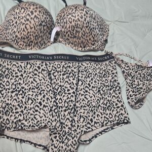 Victoria's Secret Black and Tan Leopard Bra Set 50D Xl Panties & Thong